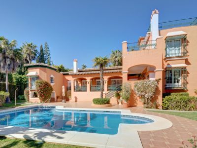 Marbella, Bahía de Marbella, Andalusian style beachside villa for sale