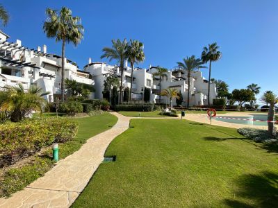Apartamento en primera línea de playa en la zona más prestigiosa de Costalita, Estepona
