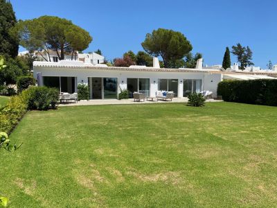 Magnífica villa en urbanización cerrada en el Campo de Golf Aloha en Nueva Andalucía, Marbella