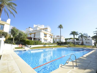 Maravillosa casa adosada en urbanización en primera línea de playa en la Milla de Oro de Marbella