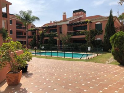 Fantástico apartamento a unos pasos de la playa en Pinos Verdes, Marbella Este