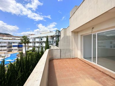 Penthouse apartment in Riviera del Sol, Mijas Costa with large terrace and two bedrooms