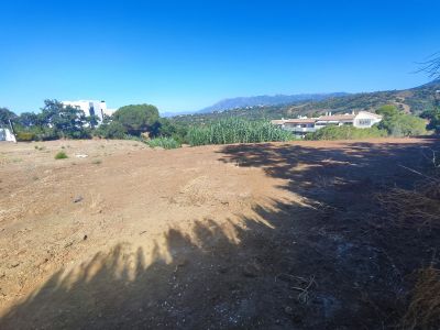 Estupenda parcela con bonitas vistas en Elviria, Marbella Este