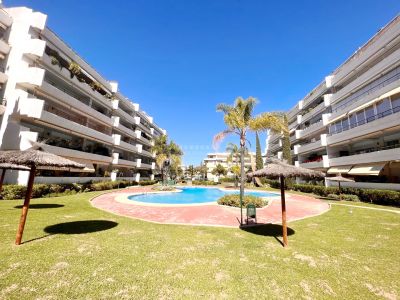Fantástico y amplio apartamento con maravillosas vistas al lago en Campos de Guadalmina, Marbella