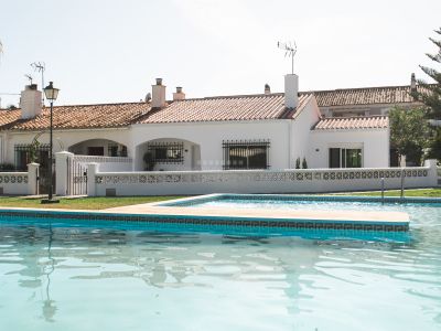 Fantástica casa adosada de una sola planta completamente renovada, moderna y luminosa en San Pedro Playa