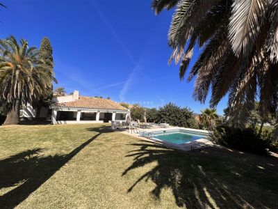 Fantástica villa para reformar con increíbles vistas al mar en El Rosario, Marbella Este