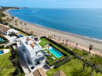Impresionante villa moderna y lujosa en primera línea con vistas frontales al mar en la Nueva Milla de Oro, Estepona