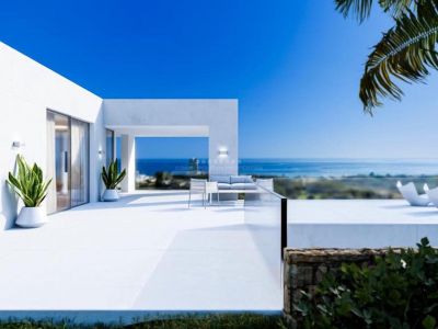 Nueva villa contemporánea en Río Real, Marbella, que cuenta con las vistas panorámicas al mar más espectaculares