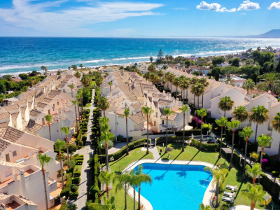 ¡REBAJADO! Luminoso adosado a pocos pasos de la playa en la urbanización El Arenal, Marbella Este