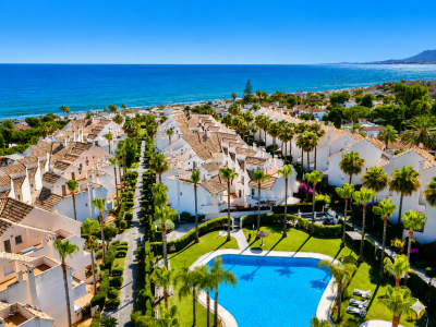 ¡REBAJADO! Luminoso adosado a pocos pasos de la playa en la urbanización El Arenal, Marbella Este
