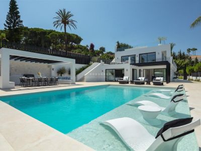 Villa Rosas es una magnífica villa de 5 dormitorios ubicada en el corazón del Valle del Golf de Nueva Andalucía, Marbella