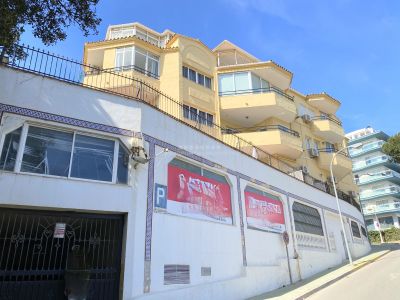 Amplio local comercial en zona turística en Puerto Marina Benalmádena (Málaga)