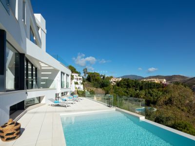 Espectacular villa de estilo contemporáneo en la exclusiva urbanización El Herrojo de la Quinta, Benahavis
