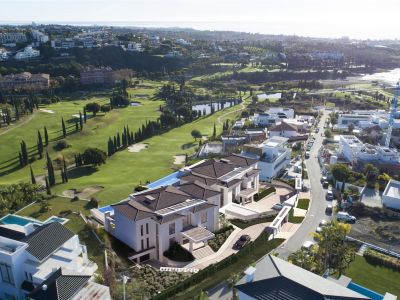 Parcela en venta en Los Flamingos, Benahavis con fantásticas vistas al mar orientada al sur