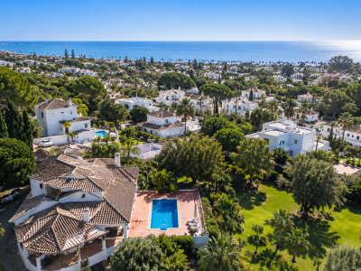 ¡OPORTUNIDAD! Excepcional villa de orientación sur oeste con espectaculares vistas al mar situada en El Rosario, Marbella Este