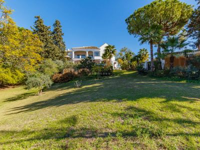 OPPORTUNITY! Exceptional south west facing villa with spectacular sea views located in el Rosario, Marbella East