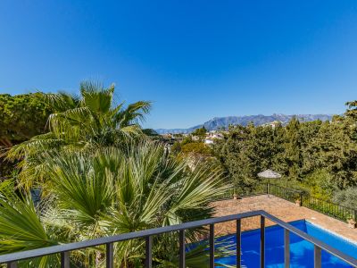 Excepcional villa de orientación sur oeste con espectaculares vistas al mar situada en El Rosario, Marbella Este