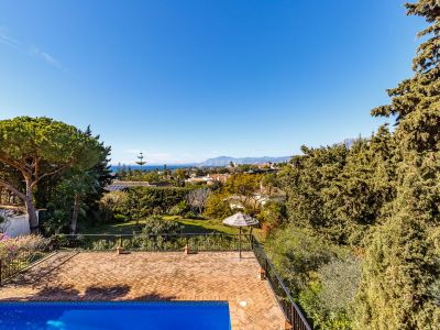 ¡OPORTUNIDAD! Excepcional villa de orientación sur oeste con espectaculares vistas al mar situada en El Rosario, Marbella Este