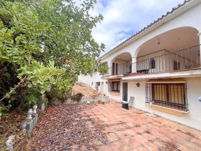Wonderful villa to renovate with south orientation in Las Cancelas, Marbella