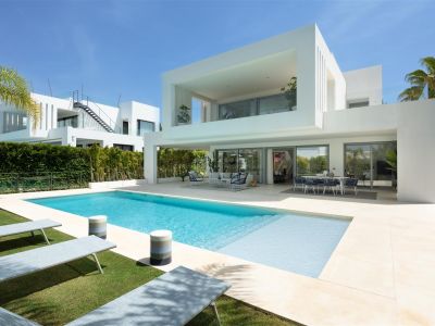 Fantástica villa contemporánea, en la exclusiva comunidad estilo boutique en el corazón del Valle del Golf, de Nueva Andalucía.