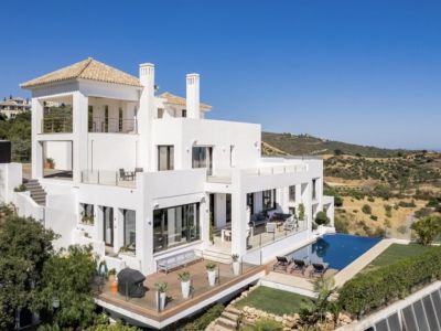 Estupenda villa de estilo moderno en primera línea de golf en Guadalmina Alta, Marbella