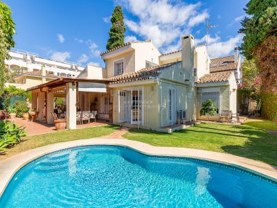 Fantastic villa a few meters from the beach with a lot of potential and possibilities for renovation, in Casablanca, Marbella Golden Mile
