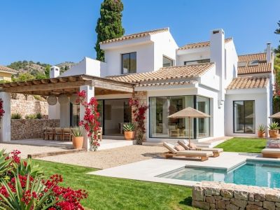 OPPORTUNITY! Fantastic villa a few meters from the beach with a lot of potential and possibilities for renovation, in Casablanca, Marbella Golden Mile