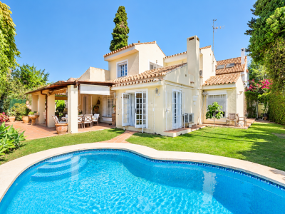 ¡OPORTUNIDAD! Fantástica villa a unos metros de la playa con mucho potencial y posibilidades de reforma, en Casablanca, Milla de Oro de Marbella