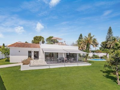 Villa junto a la playa recientemente renovada junto a Guadalmina, Atalaya-Isdabe, Estepona