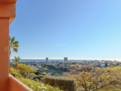 Lujoso apartamento totalmente reformado y espectaculares vistas al mar en Elviria, Marbella Este