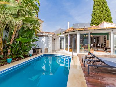 Bonita villa de estilo ibicenco con mucho encanto situada en la prestigiosa zona de Casablanca, en la Milla de Oro, Marbella