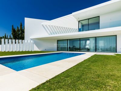 Stunning new build villa with incredible views in La Alquería, Benahavis