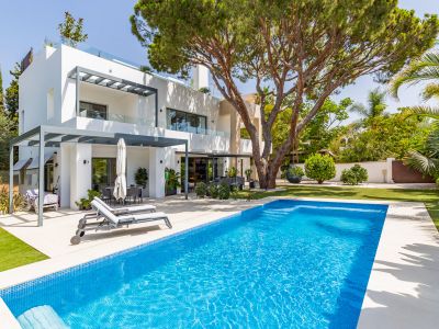 Impresionante villa de estilo moderno nueva a estrenar a tan sólo unos metros de playa en Casablanca, Milla de Oro de Marbella