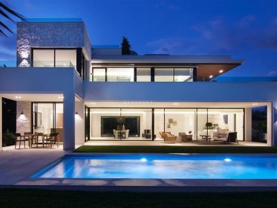Villa ultramoderna en segunda linea de playa en la exigida zona de Casasola, al lado de Guadalmina Baja