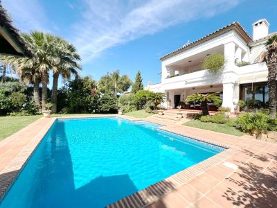 Lujosa villa de estilo clásico y con grandes calidades en Altos Reales, Milla de Oro de Marbella