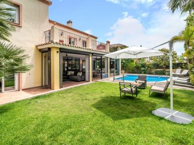Magnifique villa de style classique située sur la première ligne de golf à Guadalmina Alta, Marbella