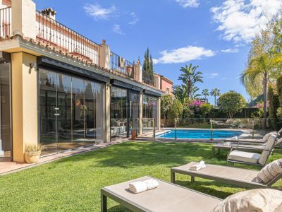 Precio reducido, estupenda villa de estilo clásico en Guadalmina Alta, cerca de servicios muy amplia y luminosa, Marbella