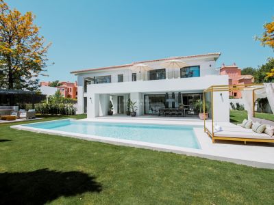 Espectacular villa de estilo moderno nueva a estrenar a unos pasos de la playa en Casasola, Estepona
