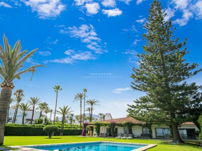 Fantástica villa en primera línea de playa en la Nueva Milla de Oro, Estepona