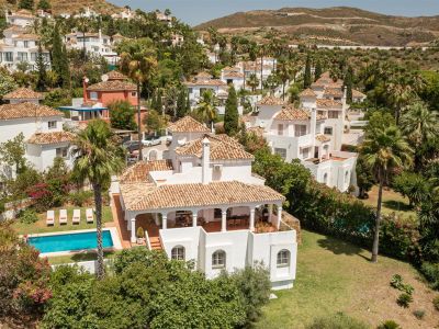 Encantadora villa ubicada en la comunidad cerrada Los Naranjos Hill Club, Nueva Andalucía.