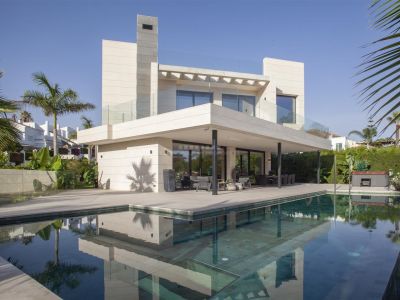 Fantástica villa contemporánea con vistas a la montaña en Parcelas del Golf, Nueva Andalucía
