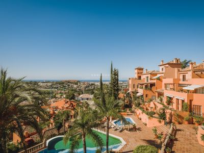 Espectacular ático dúplex totalmente reformado con increíbles vistas al mar en Los Belvederes, Nueva Andalucía, Marbella