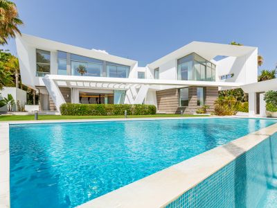 Impresionante villa moderna nueva a estrenar frente al mar en Los Monteros Playa, Marbella Este