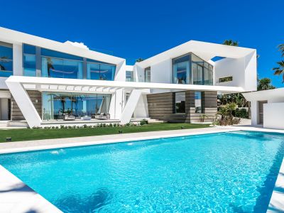 Impresionante villa moderna nueva a estrenar frente al mar en Los Monteros Playa, Marbella Este