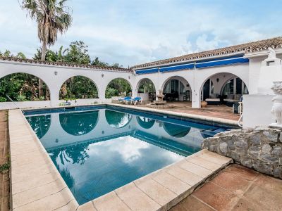 Villa muy bien ubicada en la Urb. Don Pedro, al oeste del centro de la ciudad de Estepona.