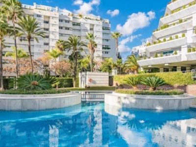 Estupenda y amplia plaza de garaje en la mejor zona de Marbella cerca de la playa y servicios