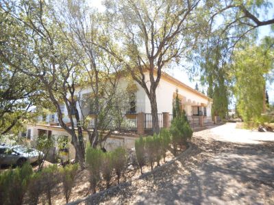 Bonita villa estilo andaluza para reformar en Santa María Golf, Elviria, Marbella Este