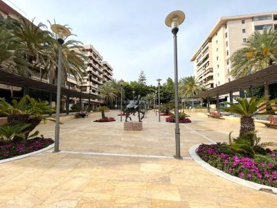 Amplio local en la avenida más céntrica y turística de Marbella, Avda Del Mar.
