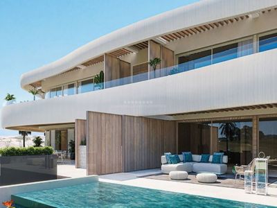 Fantástica casa pareada nueva a estrenar con muy buenas calidades en primera línea de playa en Las Chapas, Marbella