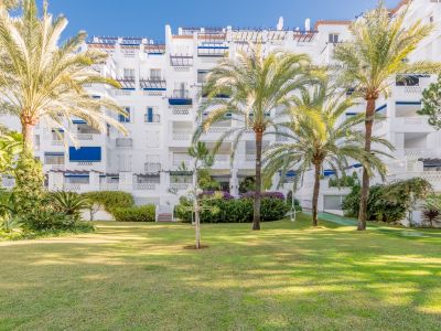 Lujoso apartamento en la exclusiva urbanización de Playas del Duque, en primera línea de playa de Puerto Banús, Marbella